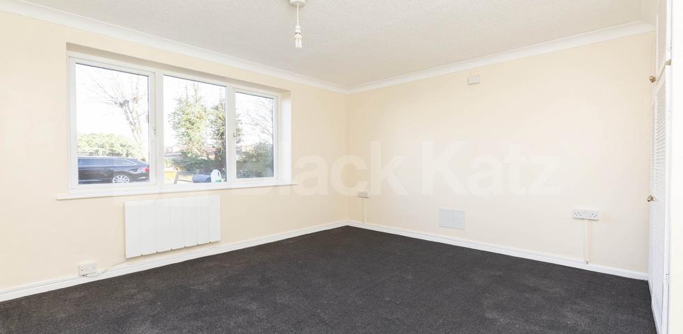 Refurbished 1 bedroom property with a study Oakleigh Road South, New Southgate 